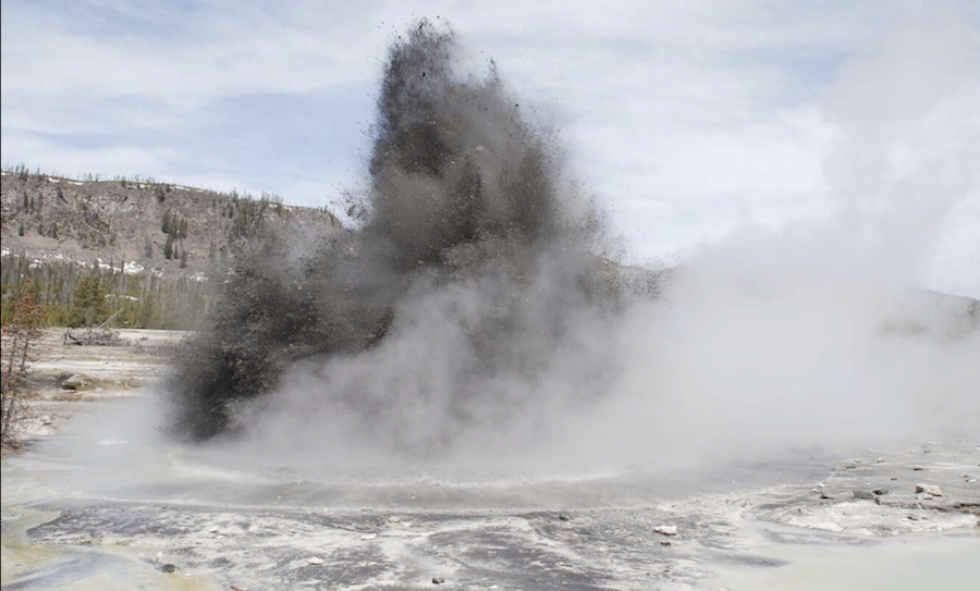 Yellowstone 2009 By UNAVCO Earthscope Field Trip Participants - https:/www.usgs.gov/media/images/hydrothermal-explosion-biscuit-basin-ynp-these-types-even, Public Domain, https:/commons.wikimedia.org/w/index.php?curid=151061408